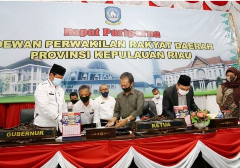 Ketua DPRD Kepri Jumaga Nadeak Pimpin Rapat Bahas Hasil Ranperda