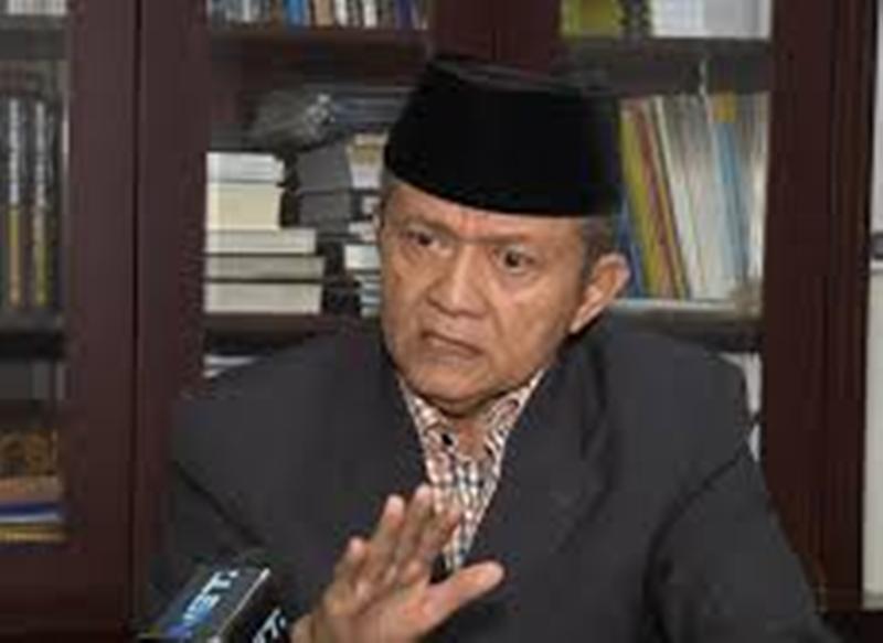 JAKARTA - Beritabatam.com - Wakil Ketua Umum Majelis Ulama Indonesia (MUI), Anwar Abbas mewanti-wanti polisi untuk berbuat adil dalam mempidanakan Pimpinan Front Pembela Islam (FPI), Muhammad Rizieq Shihab.   Ia mempertanyakan apakah pihak yang menimbulkan kerumunan yang banyak terjadi saat serangkaian gelaran Pilkada 2020 juga sudah dipidanakan.  "Pertanyaan saya, kalau Habib Rizieq Shihab diinterogasi dan ditahan karena tindakannya itu apakah orang lain yang juga melakukan hal yang sama juga sudah diinterogasi dan ditahan? Kalau sudah berarti pihak kepolisian sudah menegakkan hukum dan keadilan dengan sebaik-baiknya," kata Anwar Abbas, dikutip dari gelora.co Minggu, 13 Desember 2020.  Namun jika sebaliknya, menurut Ketua PP Muhammadiyah itu aparat kepolisian belum menegakkan hukum secara adil.  "Kalau belum maka berarti pihak kepolisian belum lagi menegakkan hukum dengan sebaik-baiknya dan dengan seadil-adilnya," ucap dia.  Jika itu yang terjadi maka hal tersebut bakal mengganggu kehidupan berbangsa dan bernegara di negeri ini, baik untuk saat ini maupun perkembangan ke depan, ujarnya.  Jika mau adil sebaiknya aparat mempunyai data jumlah korban Covid-19 imbas kerumunan yang ditimbulkan Rizieq Shihab. Kemudian data ini dibandingkan dengan jumlah korban yang timbul atas kerumunan yang terjadi karena pilkada. Lantas siapa yang bakal mempertanggungjawabkan korban Covid-19 imbas pilkada lalu, tambahnya lagi.  "Khusus tentang pilkada masyarakat sudah banyak mengingatkan pemerintah supaya menunda pilkada tapi pemerintah tetap melaksanakannya sehingga kerumunan-kerumunan sewaktu kampanye dan sewaktu pencoblosan banyak terjadi," ujarnya.  "Pertanyaannya siapa yang akan dijadikan tersangka dalam hal ini oleh pihak kepolisian? Apakah mereka bisa terbebas dari tuntutan hukum?" sambung dia mempertanyakan.  Menurut Anwar Abbas jika mau adil, apa yang dilakukan kerumunan massa saat pilkada dan yang dilakukan oleh Rizieq Shihab nyaris sama. Keduanya sama-sama memiliki korban Covid-19 imbas kerumunan tersebut.  "Oleh karena itu akal sehat kita tentu saja akan bertanya berapa jumlah korban yang jatuh sakit atau meninggal gara-gara kerumunan yang dilakukan oleh Habib Rizieq dan oleh acara-acara yang lain serta oleh pilkada? Tapi dalam konteks pilkada dari beberapa media saya tahu bahwa jumlah petugas KPPS yang sudah terbukti reaktif Covid-19 adalah 79.000 orang dan yang meninggal juga cukup banyak," papar dia.  Sebagai negara hukum, kata Anwar Abbas, pelaku pemicu kerumunan dalam pilkada juga mesti diadili layaknya Imam Besar FPI itu. Jika hal ini sudah dilakukan, aparat sudah layak untuk disebut profesional. Namun jika sebaliknya, maka ia menganggap akan timbul masalah di kemudian hari.  "Tapi kalau mereka tidak bisa melakukan hal tersebut dengan baik dan dengan seadil-adilnya maka yang akan terjadi adalah bencana dan malapetaka dan itu jelas sama-sama tidak kita inginkan," tandasnya. (*)