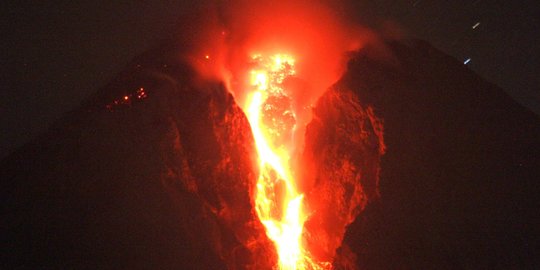 Gunung Merapi Muntahkan Guguran Lava Pijar