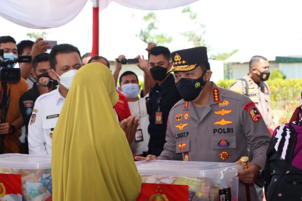 Strategi Kapolri Jenderal Pol. Listyo Sigit Prabowo mengantisipasi lonjakan Covid-19 yaitu melakukan vasksinasi serentak