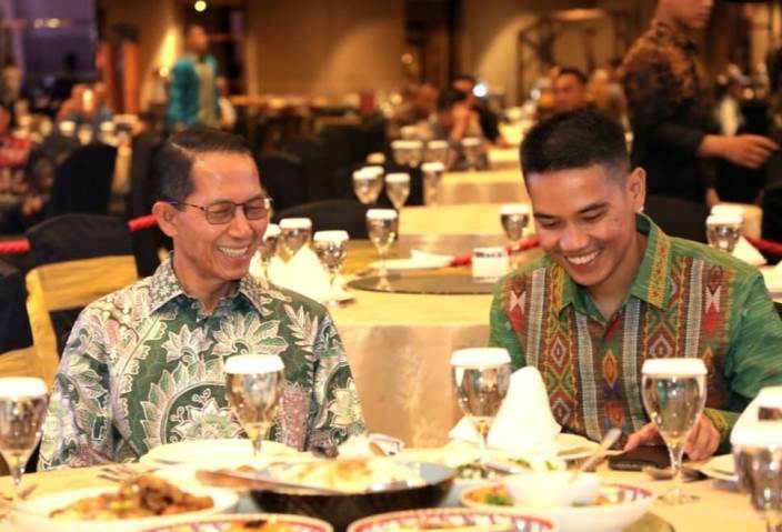 Saunadagi er va xotinning surati Rus tilida qiz dostingiz bilan jinsiy aloqa